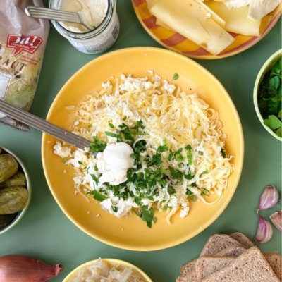 Anrühren der Käsemasse für die Füllung des Toast