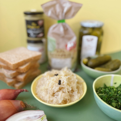 Zutaten auf einem Tisch aufgestellt. Sauerkraut in einer Schale angerichtet.