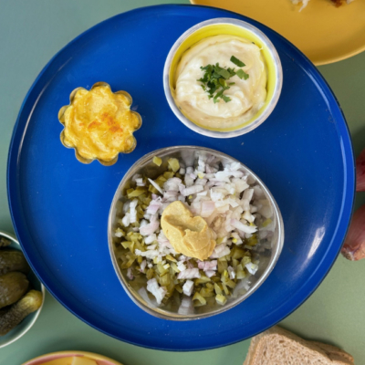 Zwiebelrelish in einer Schale mit Senf.