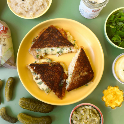 Sauerkrauttoast auf einem Teller angerichtet mit Gurkenrelish und Mayonnaise