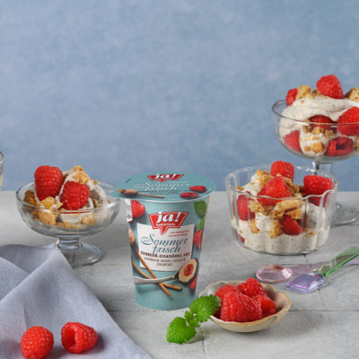 Himbeer-Mohn-Tiramisu in Gläsern angerichtet