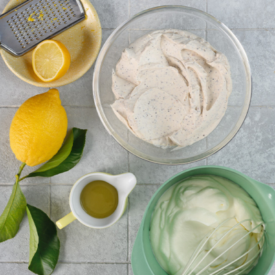 Creme anrühren und Zitronensaft dazugeben