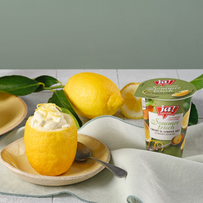 Zitronenmousse in einer Zitrone serviert