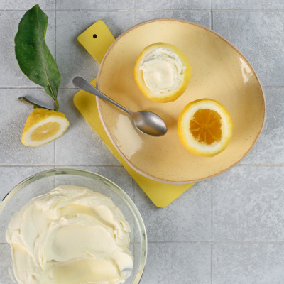 Mousse in die Zitronen füllen