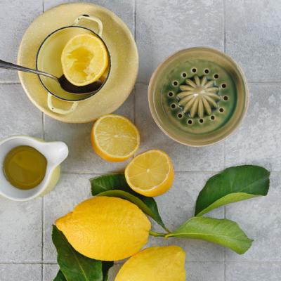 Zitronen auspressen und aushöhlen.