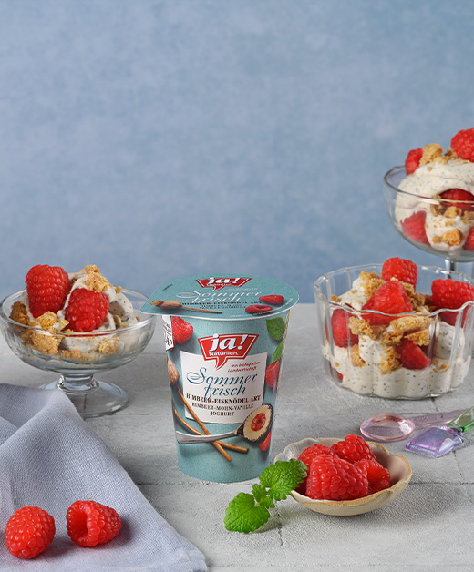 Himbeer-Mohn-Tiramisu in Gläsern angerichtet