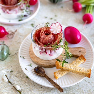 Bio-Salamirosen in Gläsern mit Frischkäse Creme und Radieschen