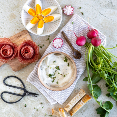 Bio-Salamirosen eingerollt und Frischkäse in einer Schale angerührt