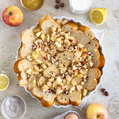 Sriezerl in Scheiben geschnitten in einer Auflaufform mit frischen Äpfeln und Nüssen getoppt