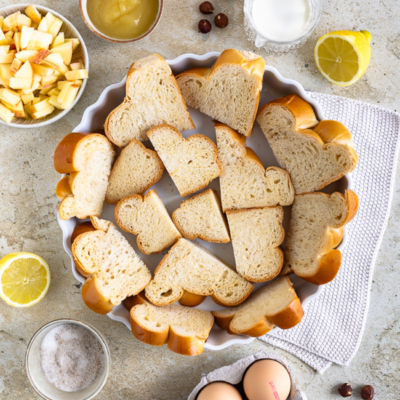 Striezerl in Scheiben geschnitten in einer Auflaufform