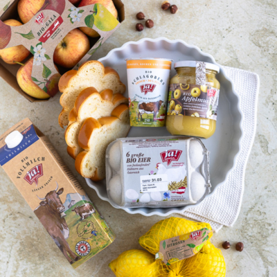 Striezerl, Apfelmus, Eier und Schlagobers in einer Auflaufform.