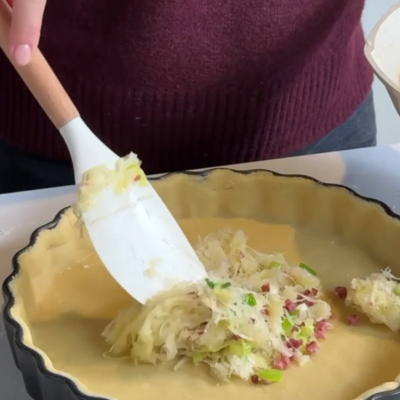 Quiche wird mit Sauerkraut gefüllt