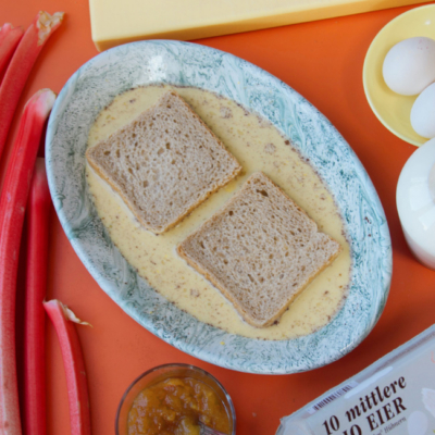 Toast in Milch, Ei und Gewürzen einlegen