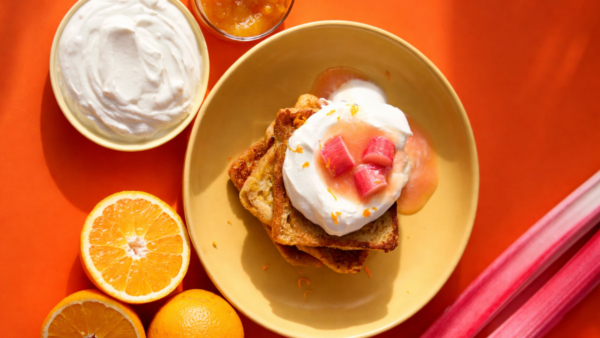 Rhabarber French Toast mit Orangenkompott & Whipped Cream