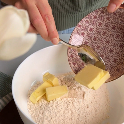 Butter und Mehl in einer Schale vermengen.