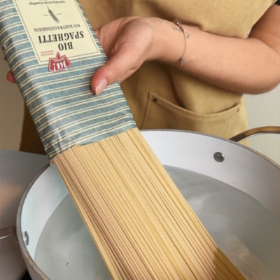 Bio-Spaghetti in einem Topf kochen.