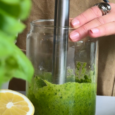 Alle Zutaten für das Bärlauchpesto mixen.