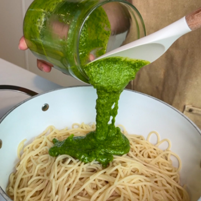 Bärlauchpesto mit Bio-Spaghetti vermengen.