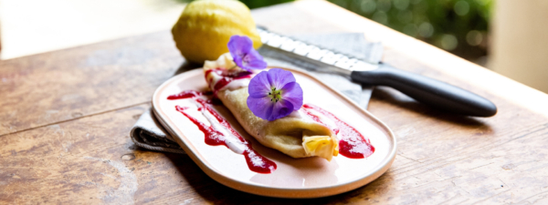 Topfenpalatschinken vom Grill mit Zitrone, Mohn & Pflaumensauce