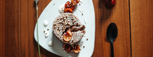 Halbgebackener Haselnuss-Buchweizen-Kuchen mit Zitronenjoghurt & marinierten Kirschen
