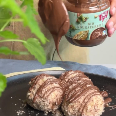 Skyr Knödel mit Bio-Nougatcreme anrichten.