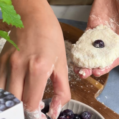Teig mit Bio-Heidelbeeren füllen.