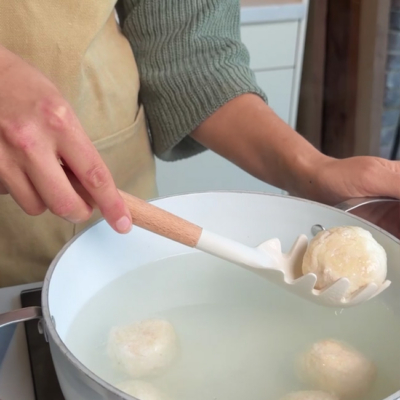 Knödel in siedendem Wasser ziehen lassen.