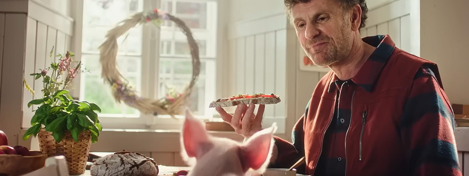 Bauer und Schweinderl TV-Spot an einem Tisch Tellerrand Kampagne