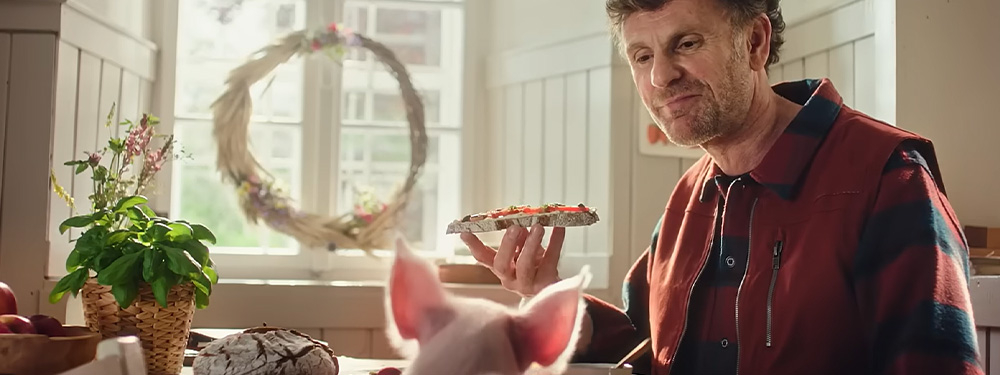 Bauer und Schweinderl TV-Spot an einem Tisch Tellerrand Kampagne