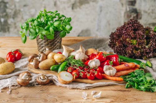 Bio-Gemüse auf einem Tisch.