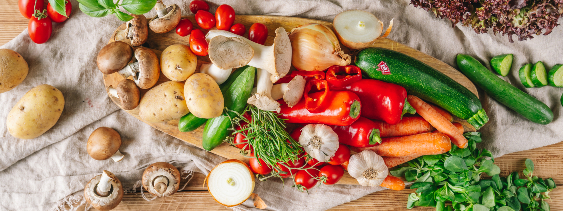 Bio-Gemüse auf einem Schneidebrett.