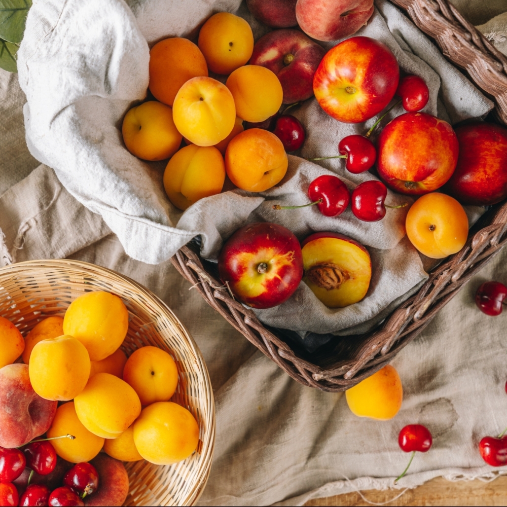 Bio-Steinobst-Raritäten in einem Korb.