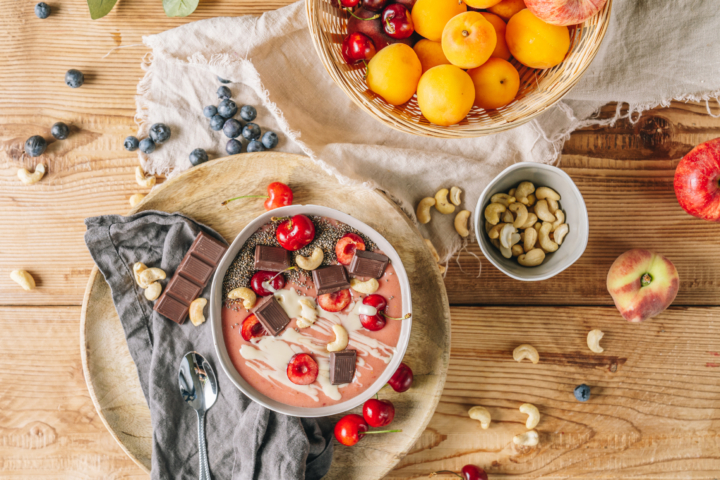 Fruchtige Smoothie-Bowl mit Bio-Mandelmus