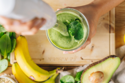 Jemand püriert Bio-Obst zu einem Smoothie.