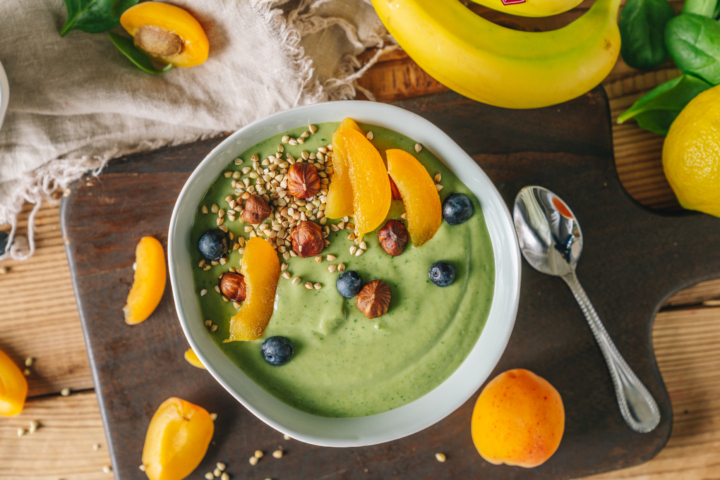 Grüne Smoothie-Bowl mit Bio-Marillen