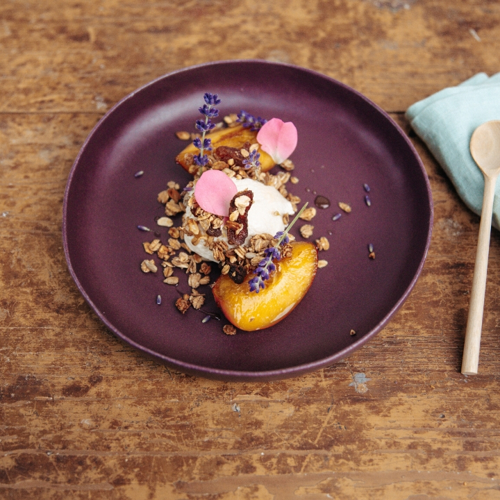 Maracuja-Joghurtcreme mit Knusper-Granola & gegrillten Nektarinen