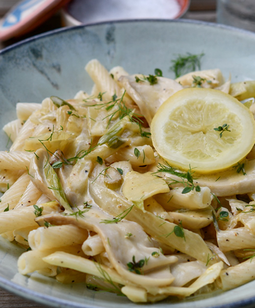 Fenchel-Kräuterseitling Makkaroni garniert mit Salzzitronen.