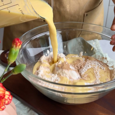 Trockene und feuchte Zutaten für den Pancake Teig fluffig vermischen.