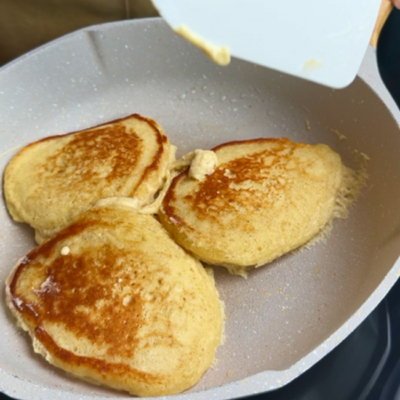 Die Pancakes in einer Pfanne ausbacken.