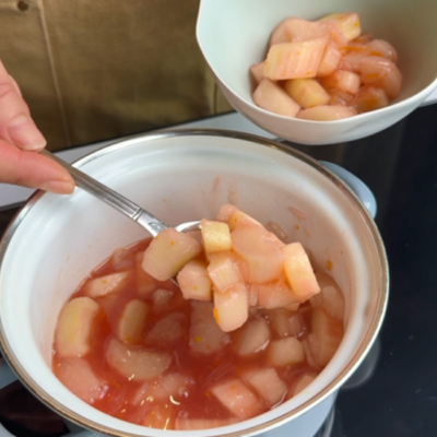 Gekochter Bio-Rhabarber aus dem Topf in eine Schüssel geben.