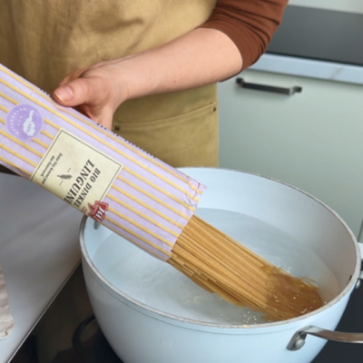 Die Bio-Dinkel Linguine in einem Topf mit Wasser geben und al dente kochen.
