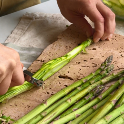 Bio-Spargel in dünne Streifen hobeln.