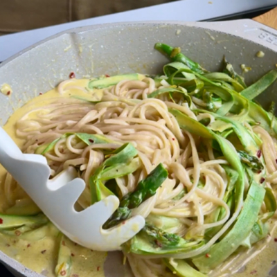 In einer Pfanne Bio-Dinkel Linguine mit der Sauce vermengen.