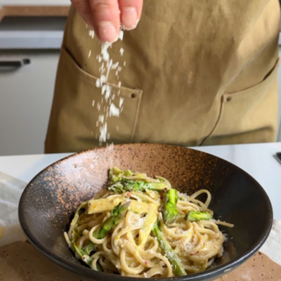 Pasta in einem Teller mit Bio-Parmesan toppen.