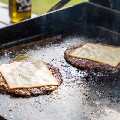 Burger Patties auf einem Grill
