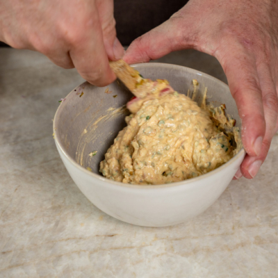 Sauce wird in einem Gefäß angerührt