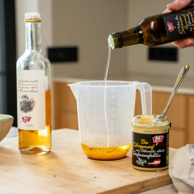 Essig wird in ein Gefäß gegeben