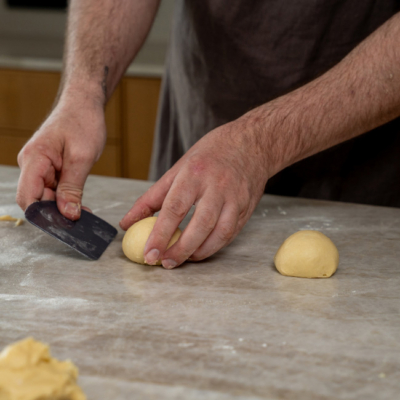 Buns portioniert auf einer Arbeitsfläche