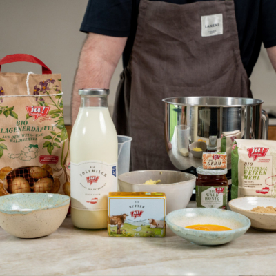 Alle Bio-Zutaten auf einem tisch aufgestellt