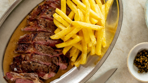 Bio-Steak mit Pfeffersauce & Bio-Pommes Frites
